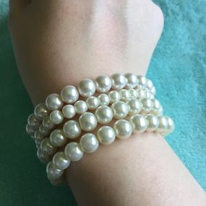 Pretty 4 pc set of Pearl Bracelets